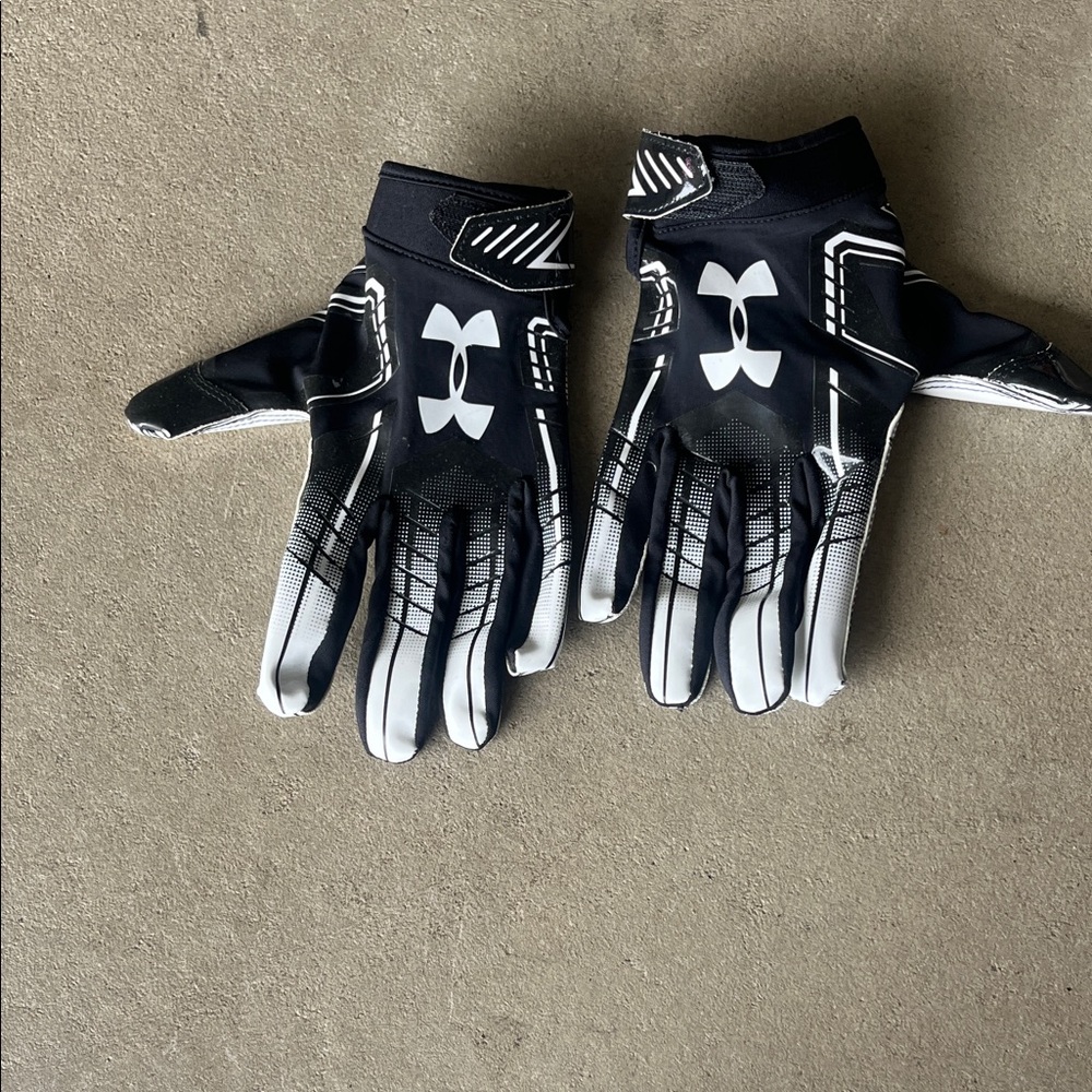 Under Armour Black and White Athletic Grip Gloves